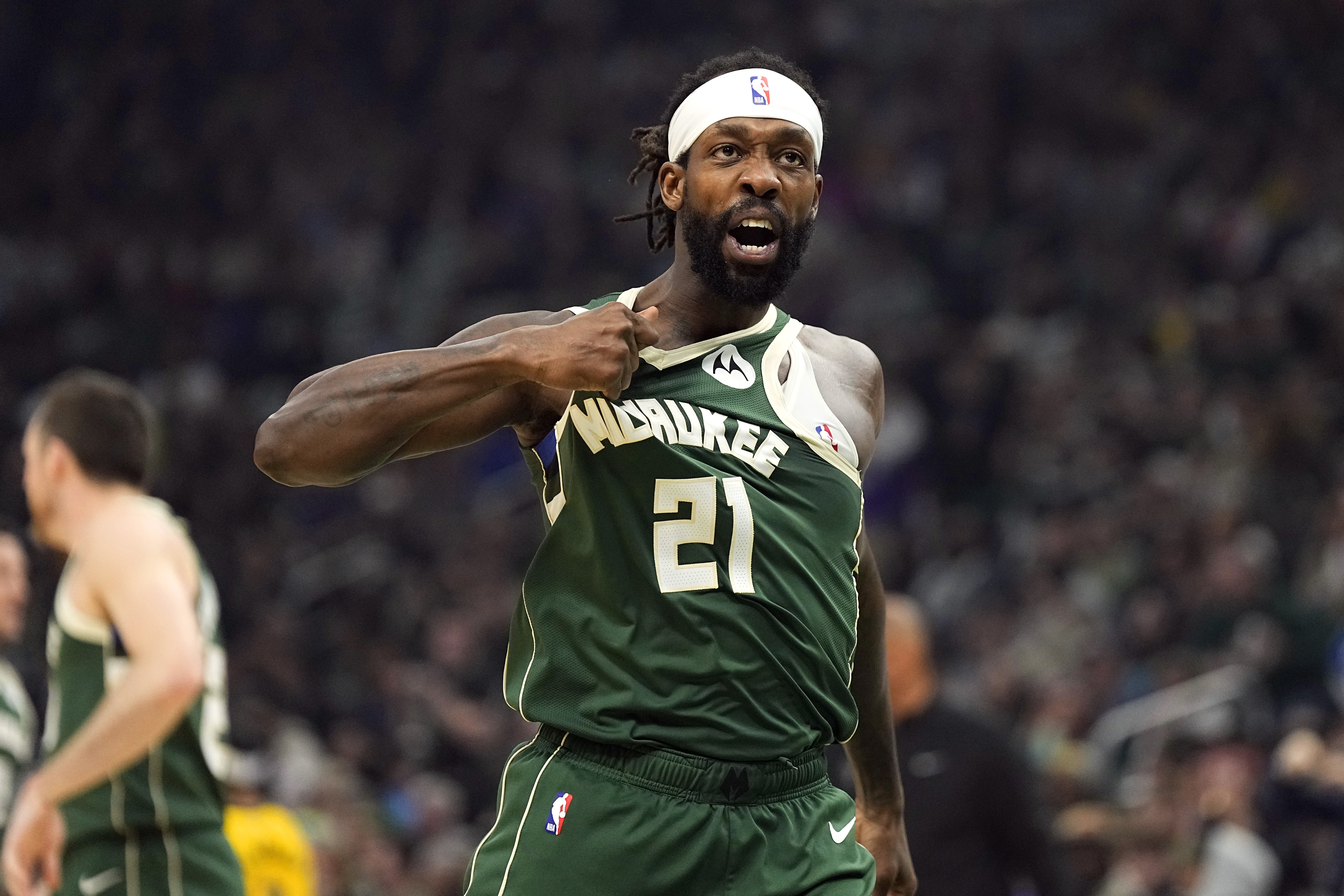 此前被NBA停薪禁賽4場！兩名步行者球迷起訴去年用球砸人的貝弗利